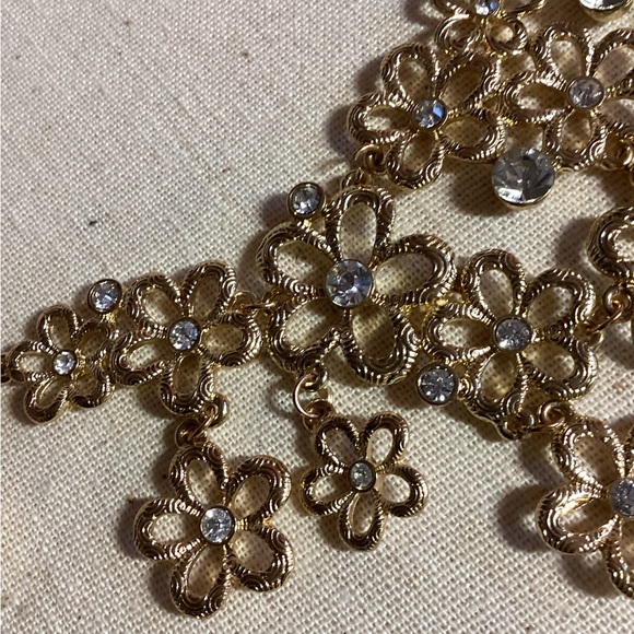 Vintage cascading daisies Gold Floral Necklace center rhinestones - Picture 7 of 9